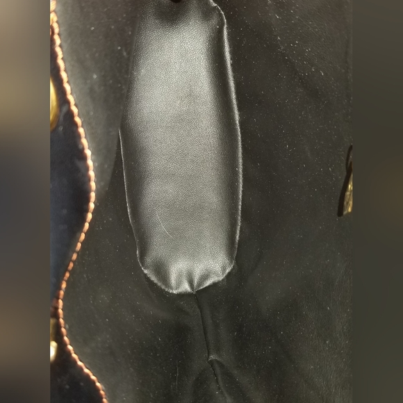 Authentic Yves Saint Laurent Black Leather bucket bag - Picture 8 of 13